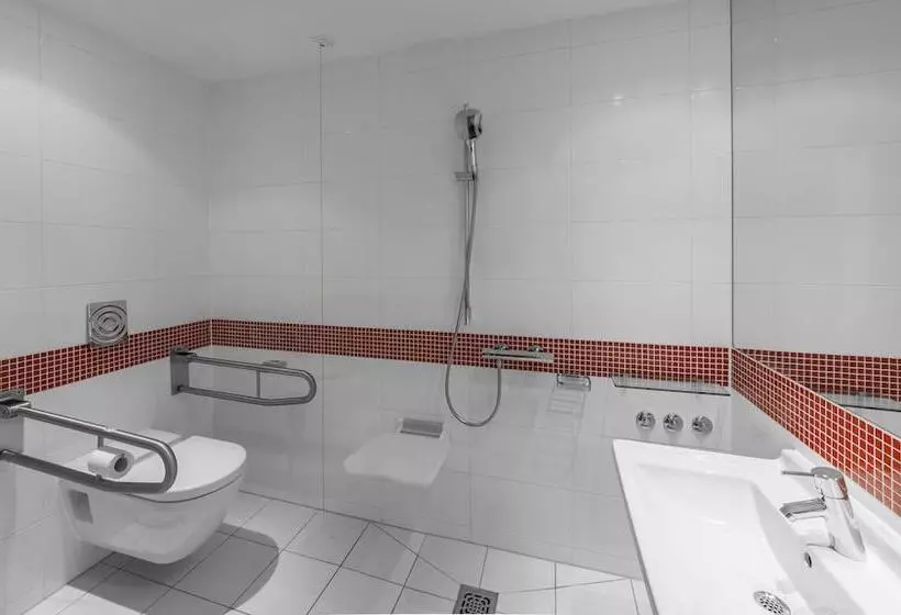 身障者適用スタンダードルーム, Holiday Inn Munich   Leuchtenbergring, An Ihg