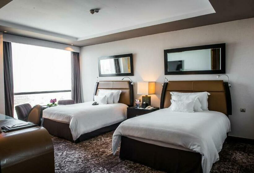 חדר משפחתי, Kenzi Tower