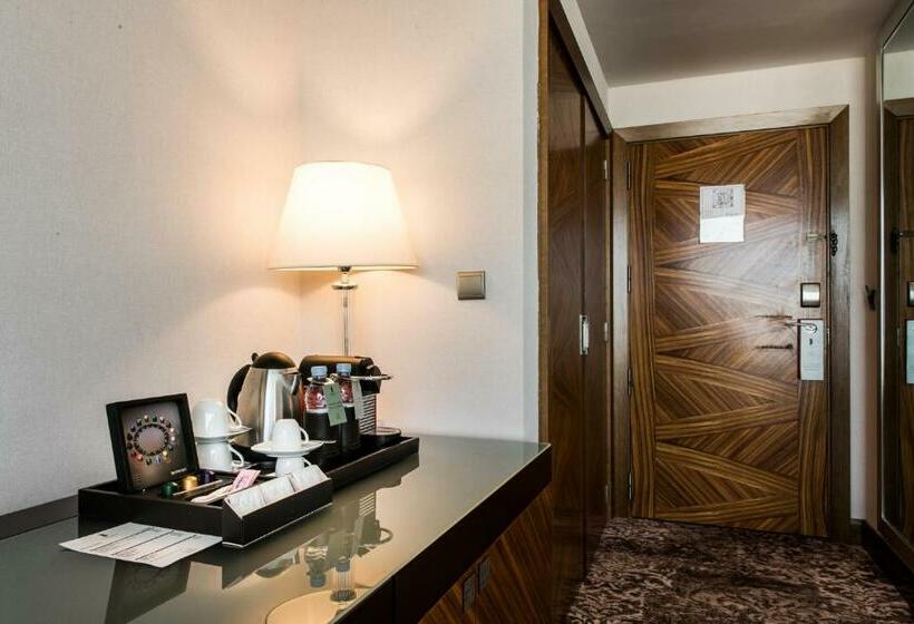 חדר משפחתי, Kenzi Tower