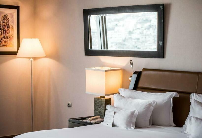 סוויטת ג'וניור, Kenzi Tower