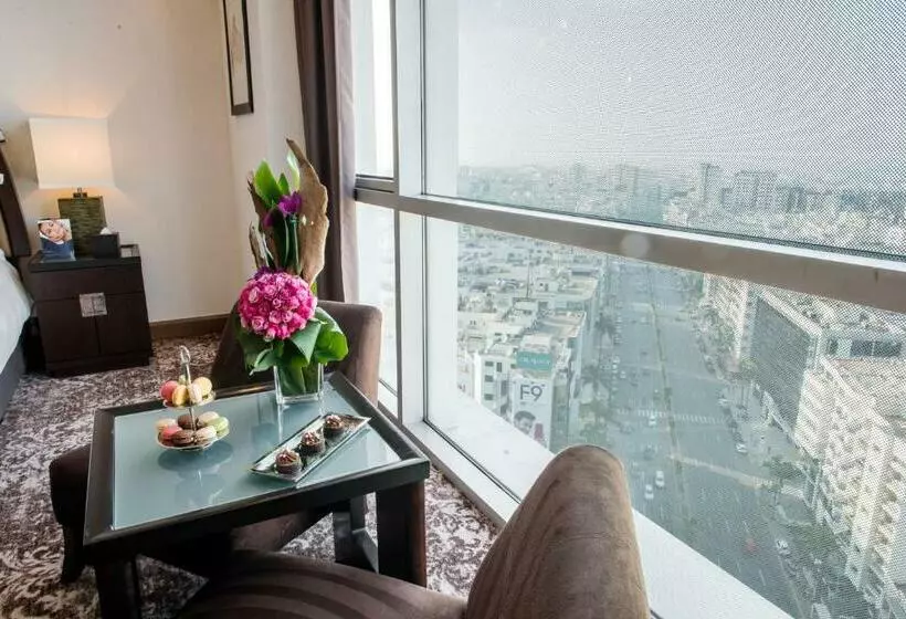 اتاق لوکس یک تخته, Kenzi Tower