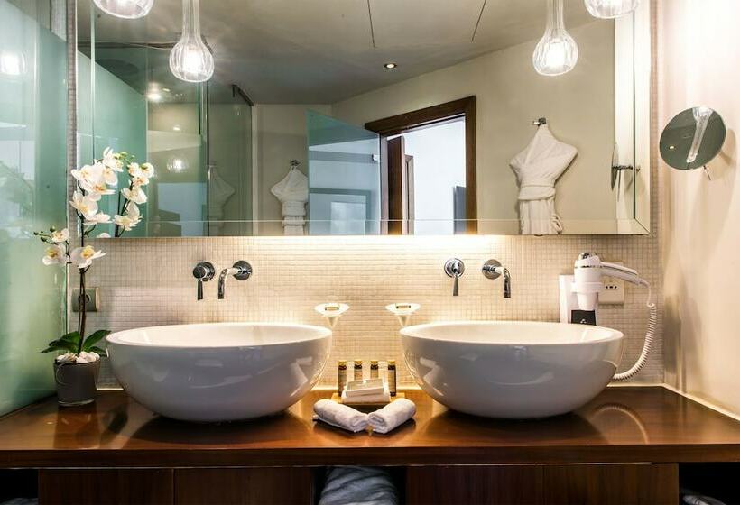 חדר דלוקס יחיד, Kenzi Tower