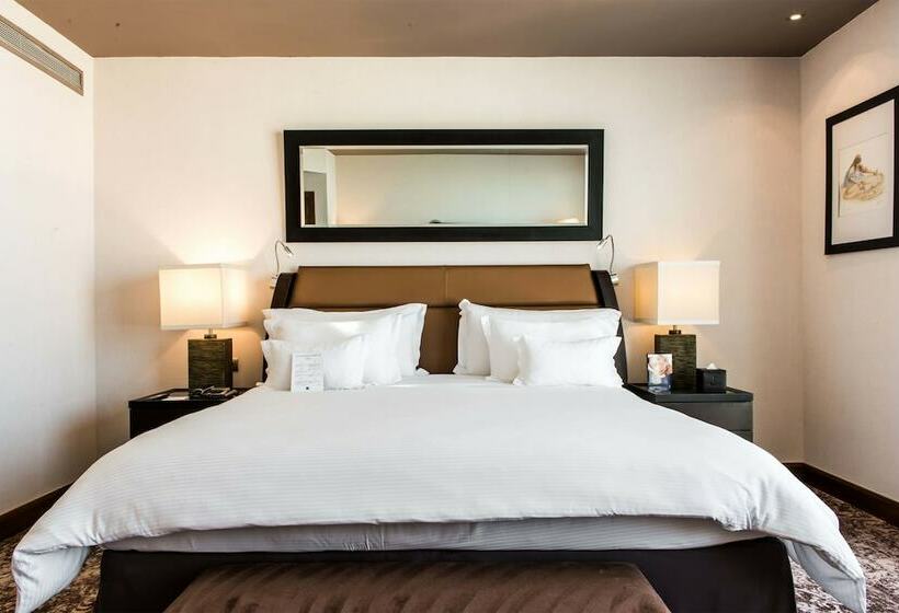 חדר משפחתי, Kenzi Tower