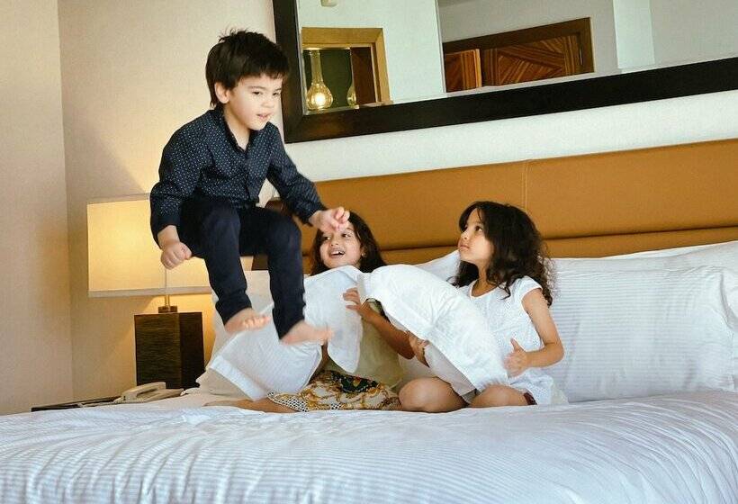 חדר משפחתי, Kenzi Tower