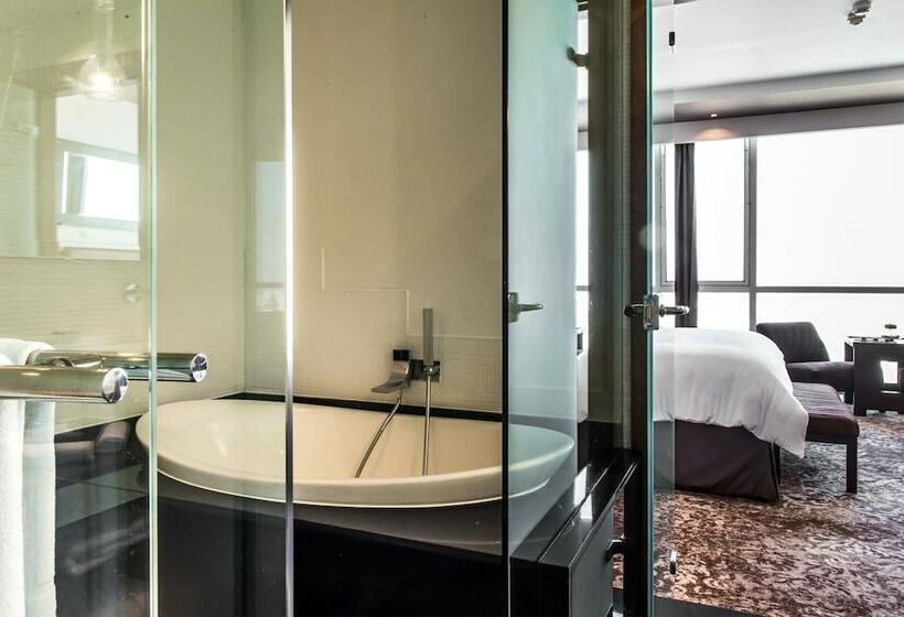 חדר משפחתי, Kenzi Tower