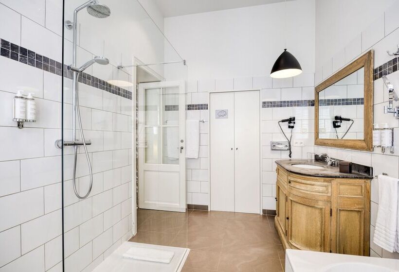 اتاق اجرایی, Made In Louise