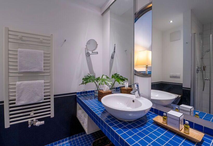 Superior room with lake view, Precise Resort Hafendorf Rheinsberg