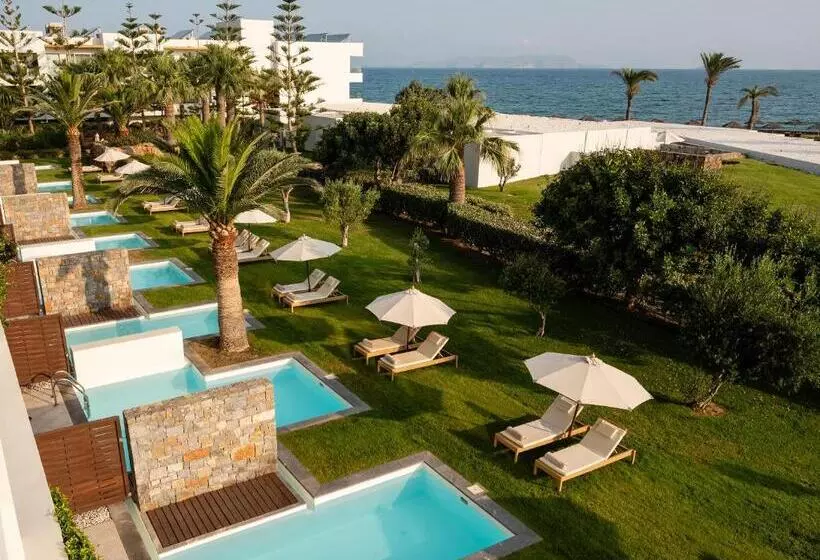 Superior swim-up room