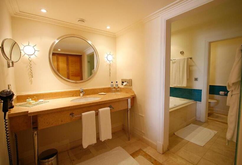 Номер Executive, L  Amphitrite Palace Resort & Spa