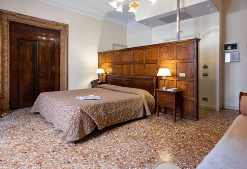 اتاق استاندارد با چشم‌انداز, Dell'opera