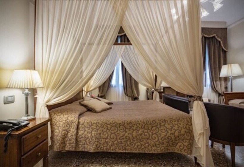 اتاق استاندارد با چشم‌انداز, Dell'opera