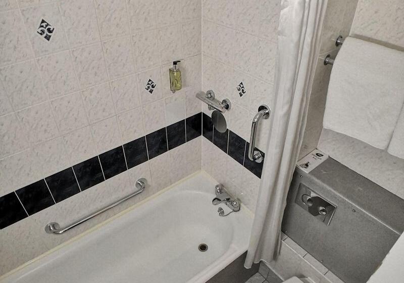 标准单人间, Lancaster Hall