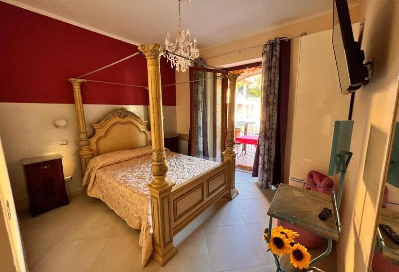 נוף לבריכה, Villa La Malva