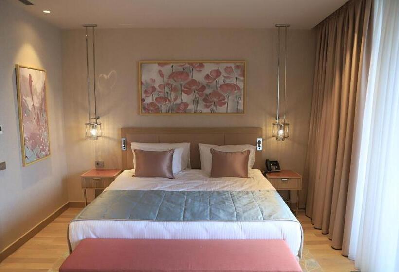 سوئیت رویال, Karavansaray Turkistan Harbour Hotel  Flying Theatre Access