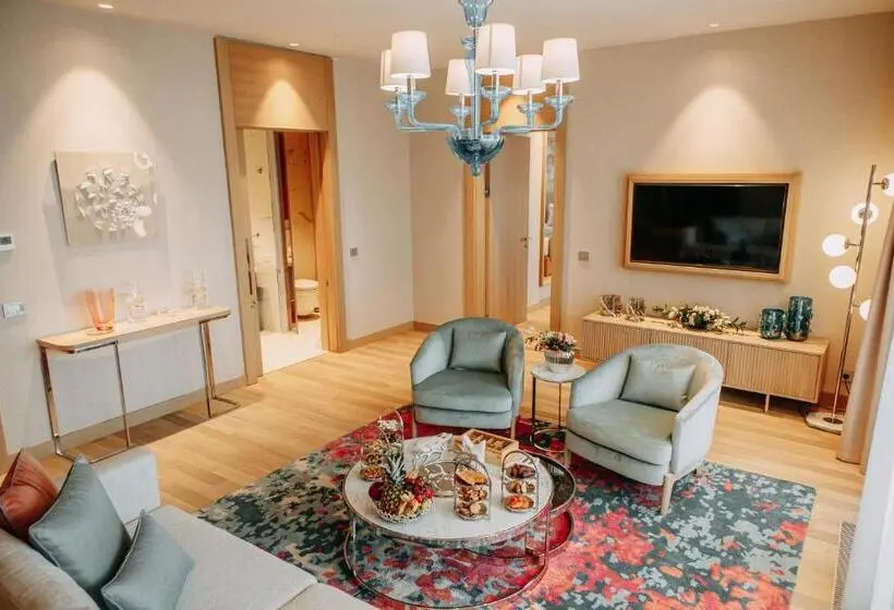 سوئیت رویال, Karavansaray Turkistan Harbour Hotel  Flying Theatre Access