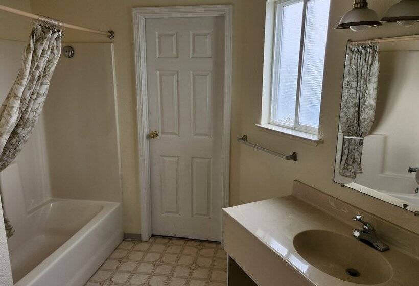 标准三人间, Bayview Inn