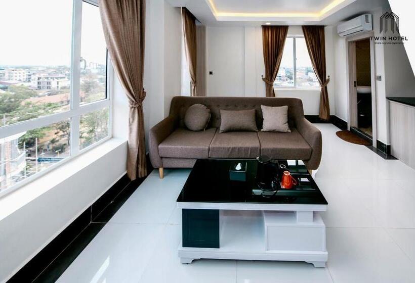 جناح مطلّ علي الجبل, Twin