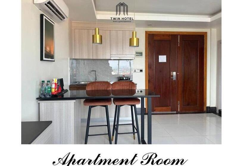 جناح مطلّ علي الجبل, Twin