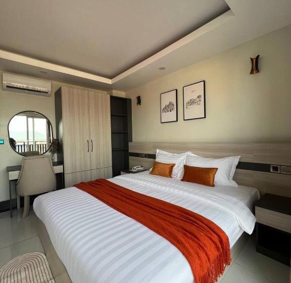 جناح مطلّ علي الجبل, Twin