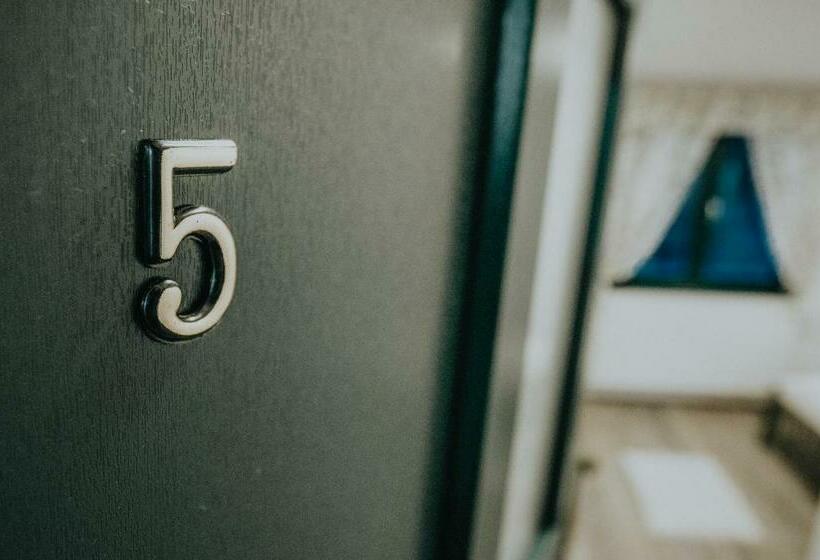 Номер Deluxe, Kádárház