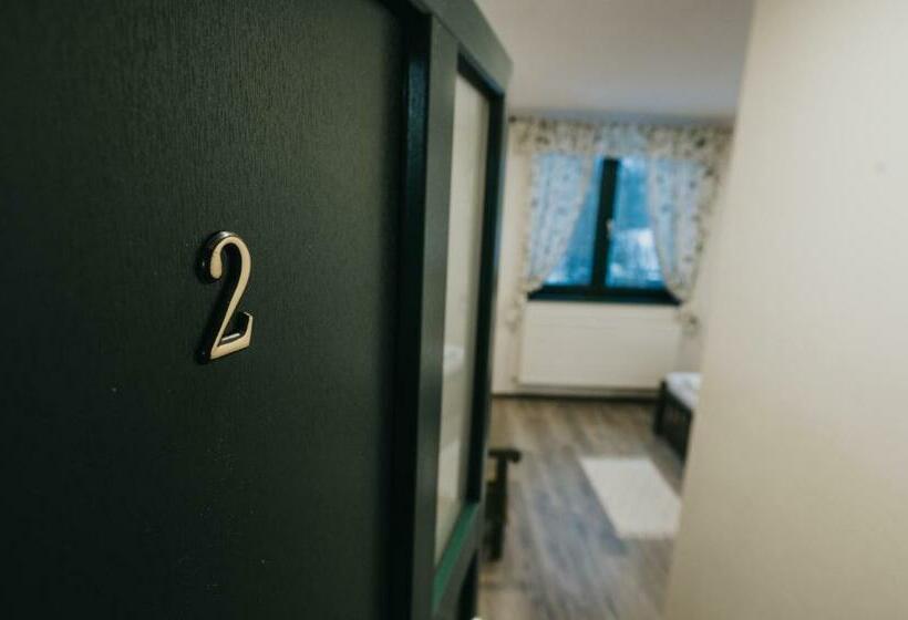 豪华房间, Kádárház