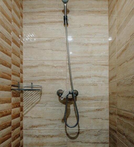 豪华房间, Kádárház