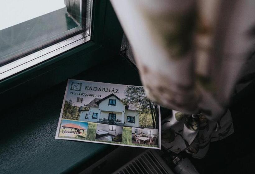 Номер Deluxe, Kádárház