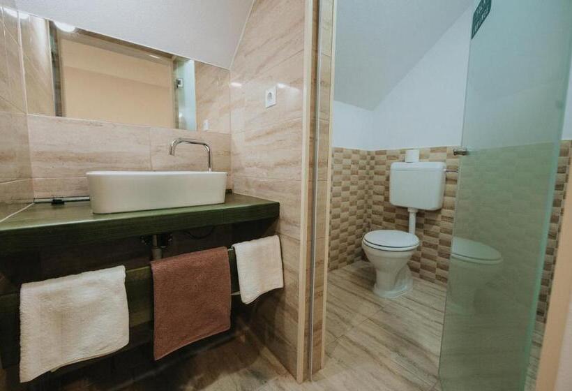 Номер Deluxe, Kádárház