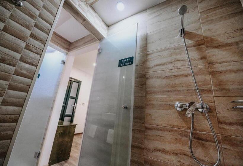 Номер Deluxe, Kádárház