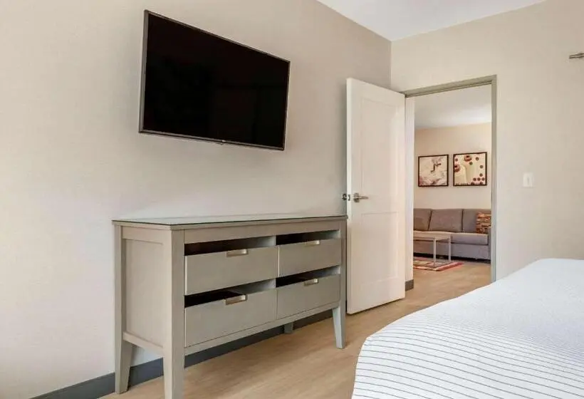 キングサイズベッドのスイートルーム, Cambria Hotel Rock Hill University Center