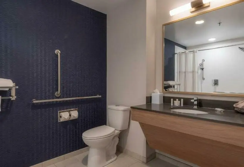 キングサイズベッドのスタンダードルーム, Fairfield By Marriott Inn & Suites Revelstoke