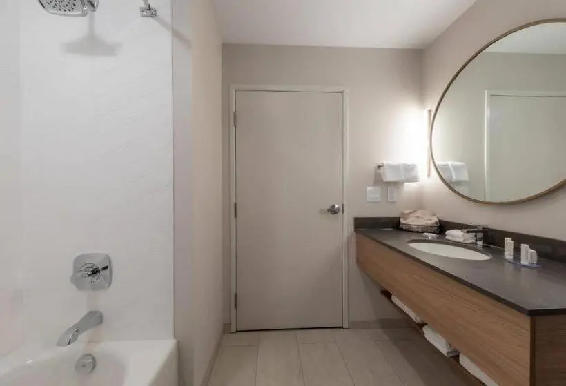 クイーンサイズベッドのスタンダードルーム, Fairfield By Marriott Inn & Suites Revelstoke