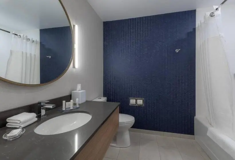 クイーンサイズベッドのスイートルーム, Fairfield By Marriott Inn & Suites Revelstoke