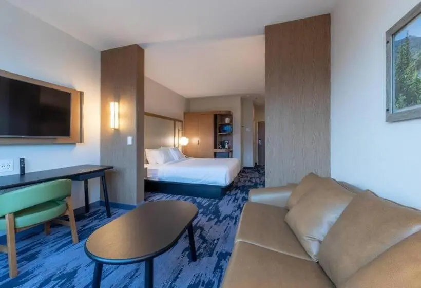 キングサイズベッドのスイートルーム, Fairfield By Marriott Inn & Suites Revelstoke