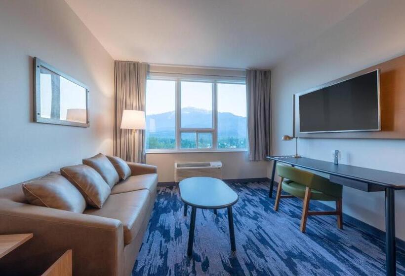 מיטת קינג בסוויטה, Fairfield By Marriott Inn & Suites Revelstoke