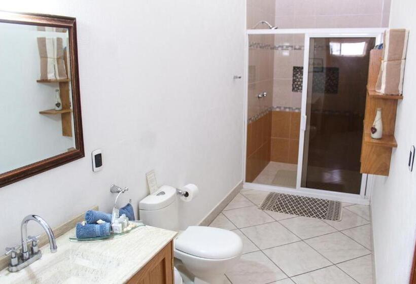 חדר משפחתי, La Capilla