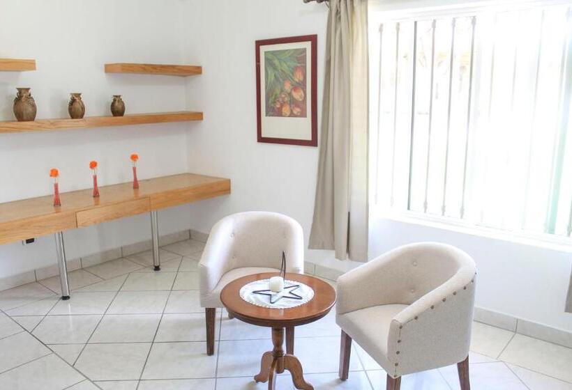 חדר משפחתי, La Capilla