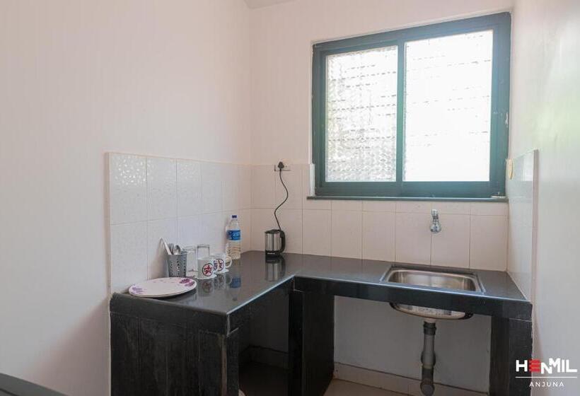 اتاق لوکس با بالکن, Henmil Anjuna