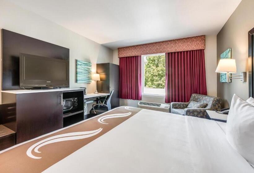 带大床的高级房间, Quality Inn Poughkeepsie