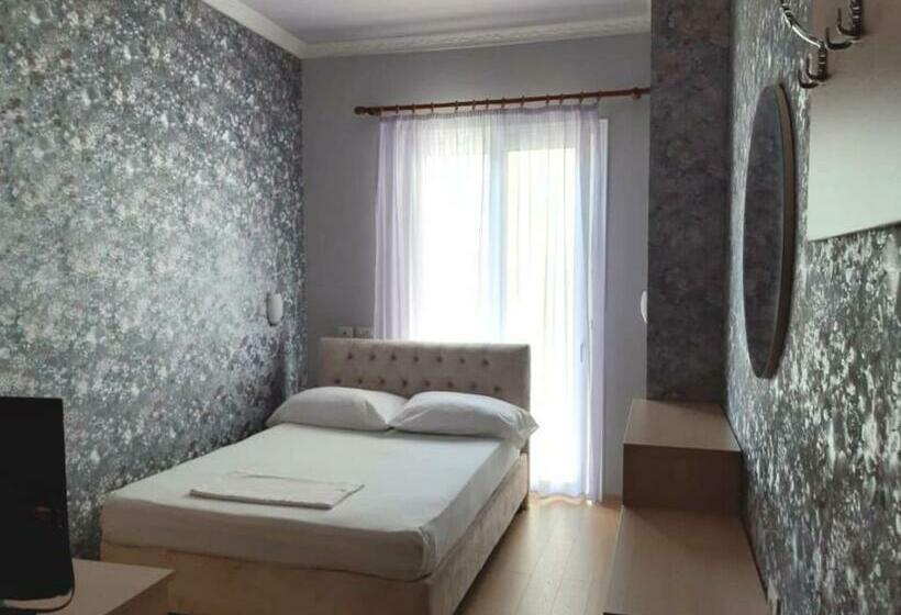 غرفة قياسية مزوَّدة بشُرفة, Number One