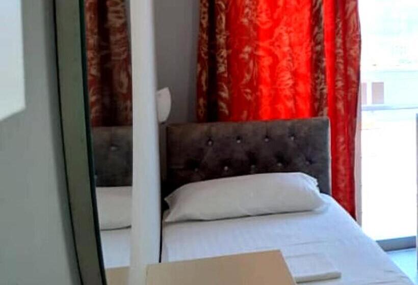 غرفة قياسية فردية مزودة بشُرفة, Number One