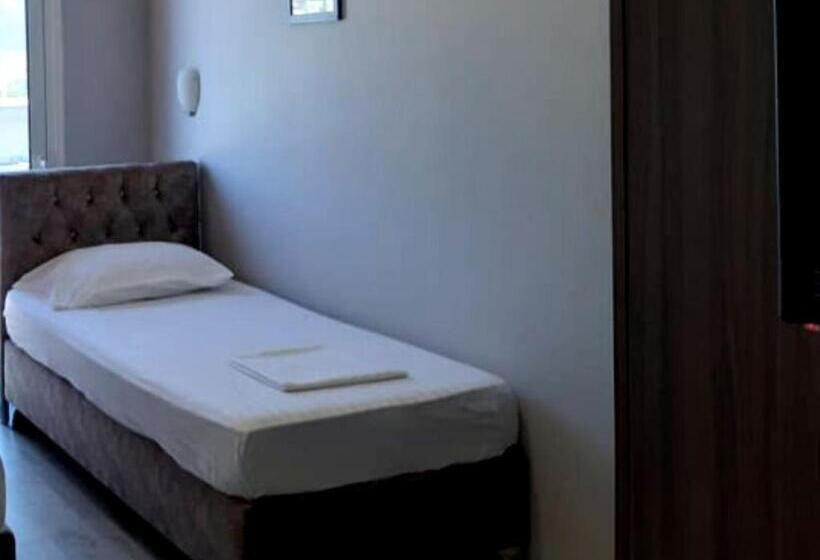 غرفة قياسية فردية مزودة بشُرفة, Number One