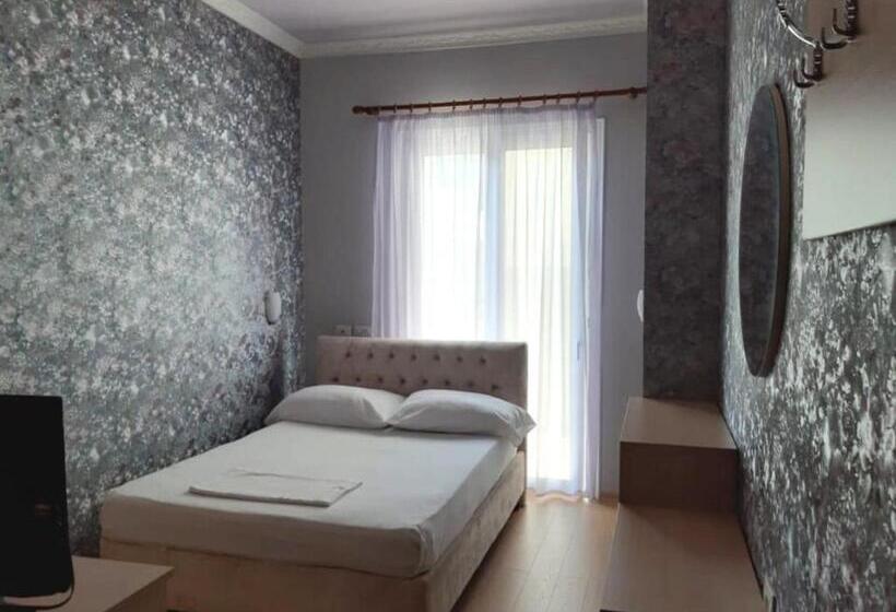 غرفة قياسية فردية مزودة بشُرفة, Number One