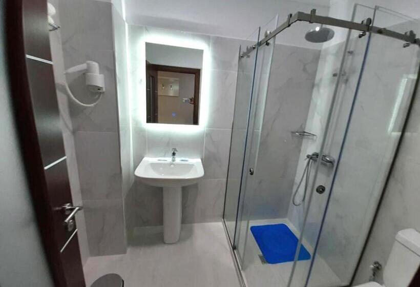 带阳台的标准单人间, Number One