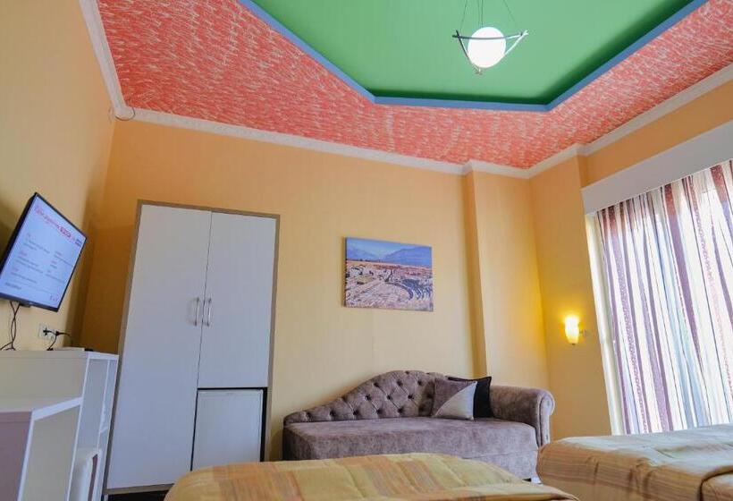 带阳台的三人标准间, Number One