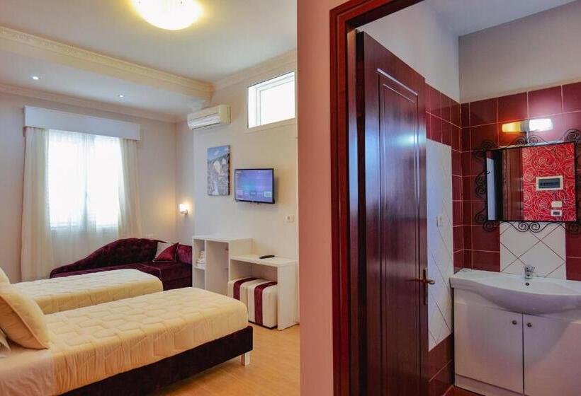 带阳台的三人标准间, Number One