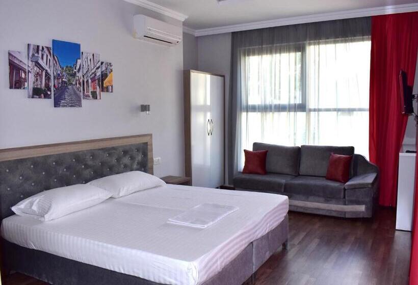 غرفة قياسية ثلاثية مزودة بشرفة, Number One