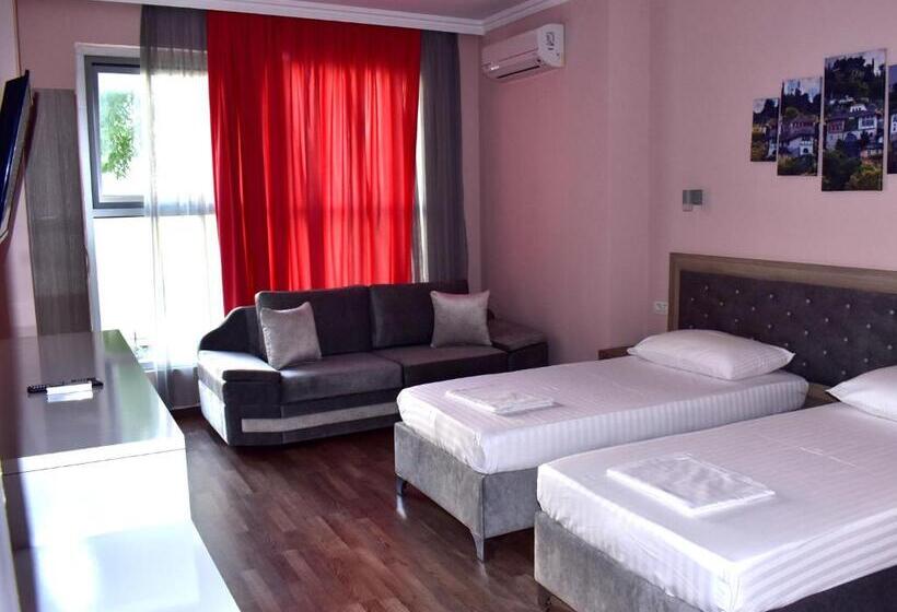 غرفة قياسية ثلاثية مزودة بشرفة, Number One