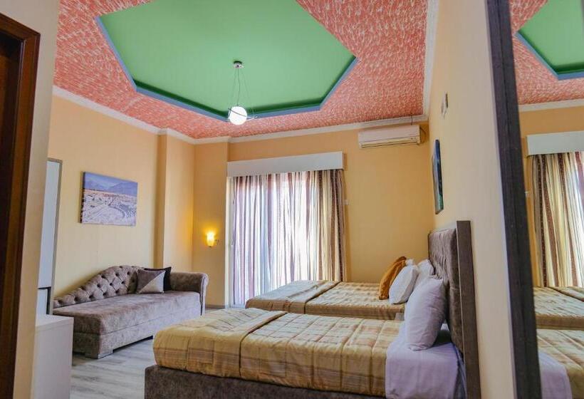 غرفة قياسية ثلاثية مزودة بشرفة, Number One