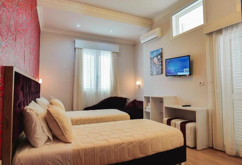 غرفة قياسية ثلاثية مزودة بشرفة, Number One